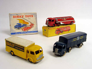 Lot 463 - DINKY TOYS (FRANCE) (4)