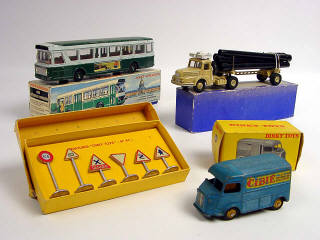 Lot 467 - DINKY TOYS (FRANCE) (4)
