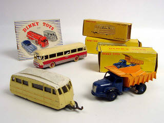 Lot 462 - DINKY TOYS FRANCE (4)