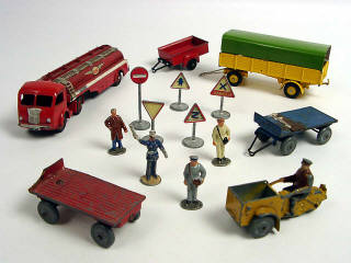 Lot 433 - DINKY TOYS & DIVERS (8)