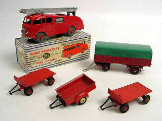 Lot 900 - DINKY TOYS (5)