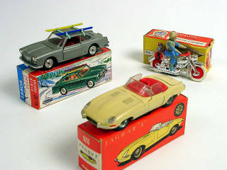 Lot 760 - DIVERS (3)