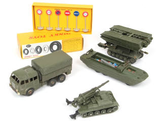 Lot 523 - DINKY TOYS (FRANCE) (4)