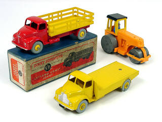 Lot 813 - DINKY TOYS (GB) (3)