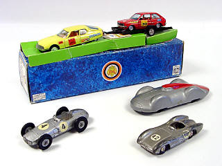 Lot 562 - DIVERS (4)