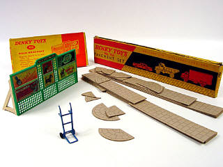 Lot 772 - DINKY TOYS (GB) (3)