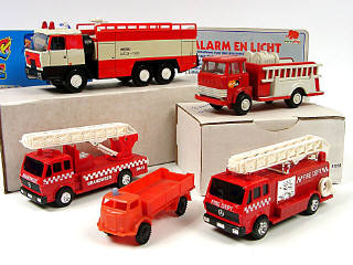 Lot 697 - DIVERS (5)