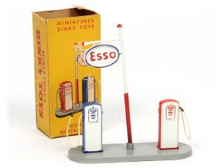 Lot 552 - DINKY TOYS (FRANCE) (1)