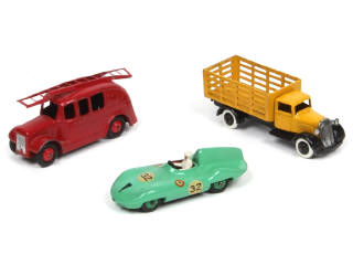 Lot 373 - DINKY TOYS (GB) (3)