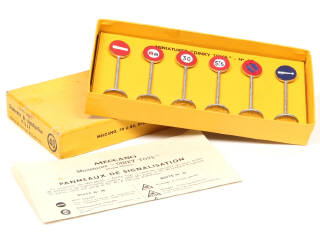 Lot 486 - DINKY TOYS (FRANCE) (1)