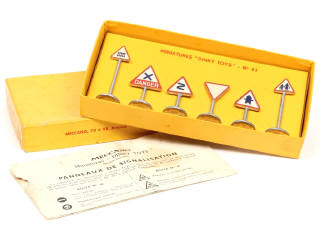 Lot 487 - DINKY TOYS (FRANCE) (1)