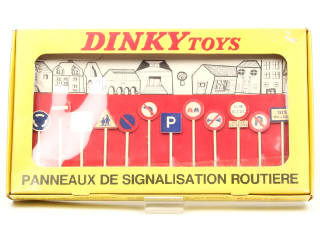 Lot 429 - DINKY TOYS (FRANCE) (1)