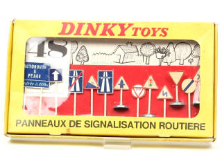 Lot 430 - DINKY TOYS (FRANCE) (1)