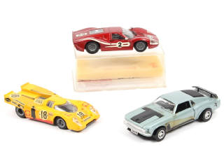 Lot 397 - DIVERS (3)