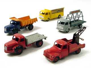 Lot 257 - DINKY TOYS FRANCE (5)