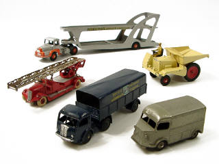 Lot 256 - DINKY TOYS (FRANCE) (5)