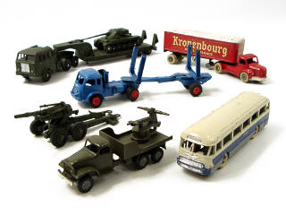 Lot 261 - DINKY TOYS & DIVERS (7)