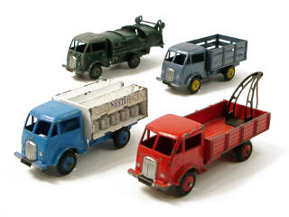Lot 252 - DINKY TOYS (FRANCE) (4)