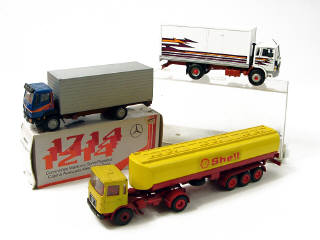 Lot 366 - DIVERS (3)