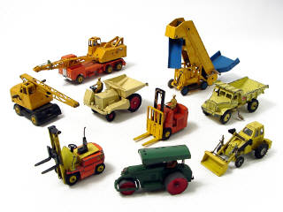 Lot 272 - DINKY TOYS (9)