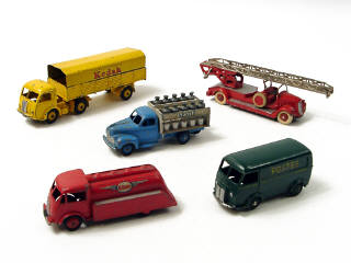 Lot 255 - DINKY TOYS (FRANCE) (5)