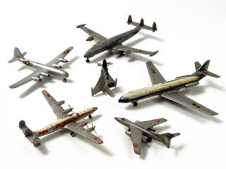 Lot 387 - DINKY TOYS & DIVERS (6)