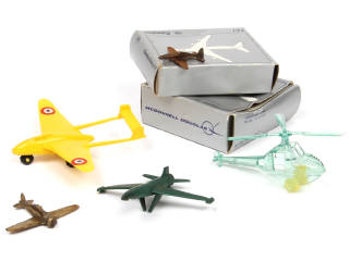 Lot 256 - DIVERS (4)