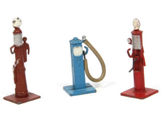Lot 233 - DINKY TOYS (GB) (3)