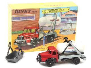Lot 619 - DINKY TOYS (FRANCE) (1)