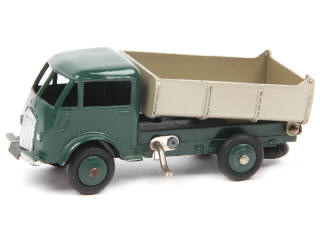 Lot 557 - DINKY TOYS (FRANCE) (1)