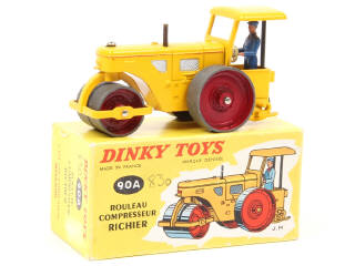 Lot 630 - DINKY TOYS (FRANCE) (1)