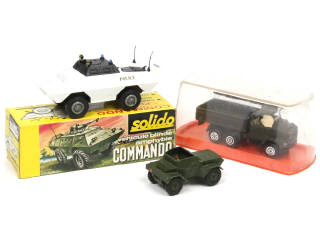 Lot 234 - DIVERS (3)