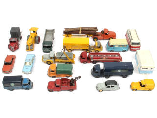 Lot 412 - DINKY TOYS (FRANCE) (18)