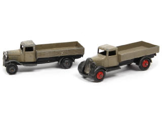 Lot 390 - DINKY TOYS (GB) (2)
