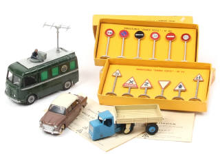 Lot 395 - DINKY TOYS (5)
