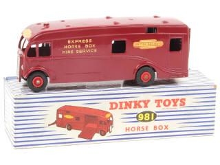 Lot 526 - DINKY TOYS (GB) (1)