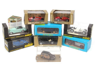 Lot 230 - DIVERS (9)