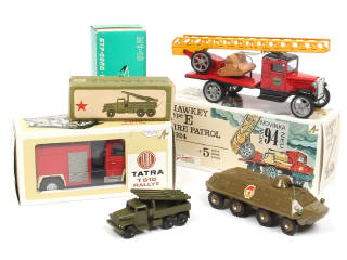 Lot 224 - DIVERS (4)