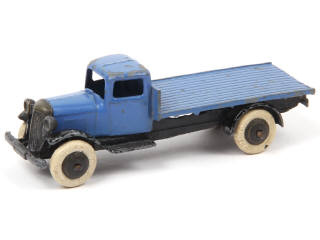 Lot 583 - DINKY TOYS (FRANCE) (1)
