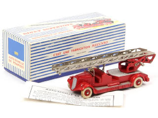 Lot 724 - DINKY TOYS (FRANCE) (1)
