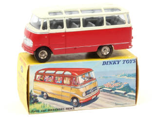 Lot 695 - DINKY TOYS (FRANCE) (1)