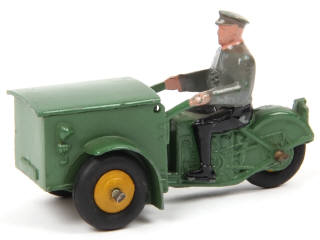 Lot 465 - DINKY TOYS (FRANCE) (1)