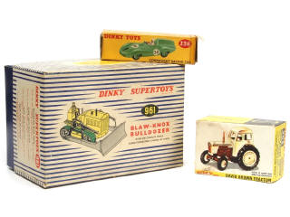 Lot 214 - DINKY TOYS (GB) (3)