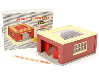 Lot 709 - DINKY TOYS (GB) (1)