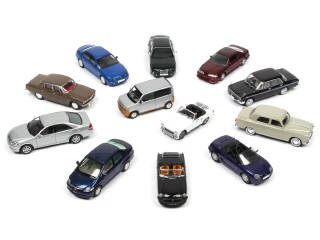 Lot 246 - DIVERS (12)