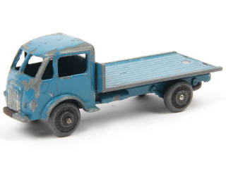 Lot 567 - DINKY TOYS (FRANCE) (1)