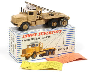 Lot 565 - DINKY TOYS (FRANCE) (1)