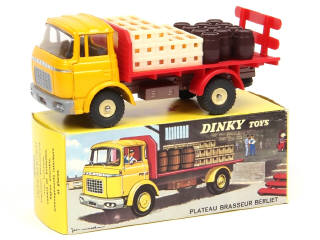 Lot 559 - DINKY TOYS (FRANCE) (1)