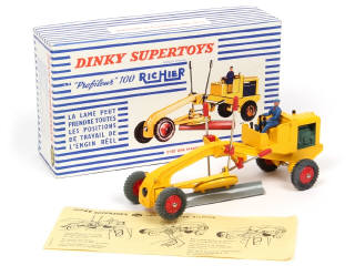 Lot 596 - DINKY TOYS (FRANCE) (1)