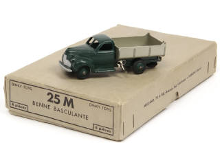 Lot 509 - DINKY TOYS (FRANCE) (2)